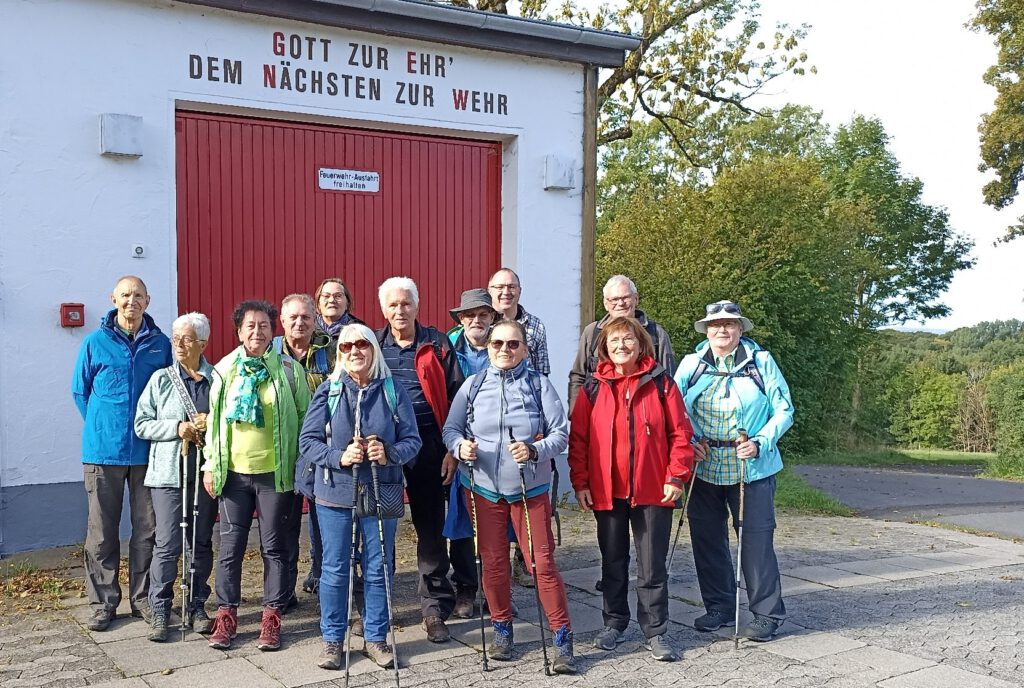 Die Wandergruppe mit Wanderführer Thomas Krenzer am Startpunkt