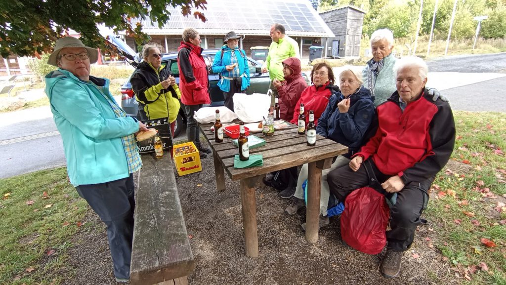 Einige Wanderer mit den Wanderführern bei der Vesper am Parkplatz Moordorf