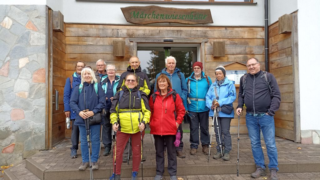 Die Wandergruppe mit den beiden Wanderführern
Thomas und Gerd beim Abmarsch an der Märchenwiesenhütte
