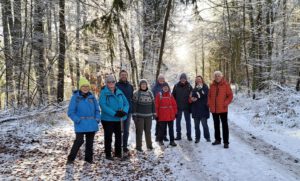 Die Wanderer im herrlichen Winterwald 