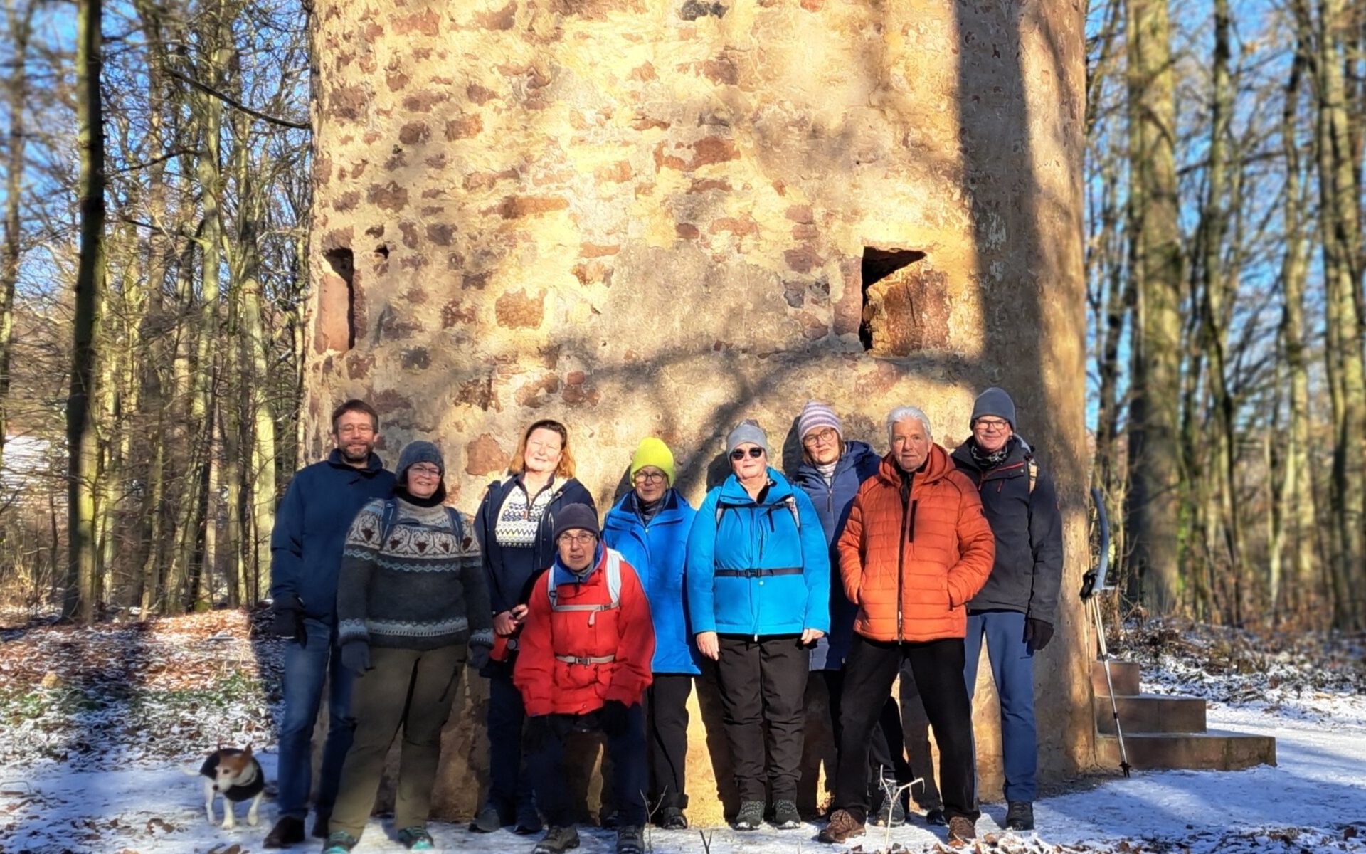 Die Wanderer beim restaurierten Wartturm