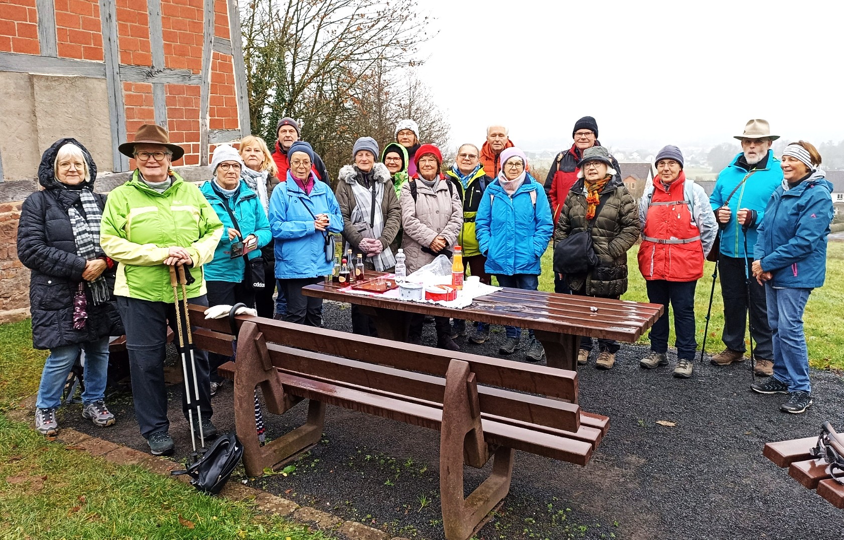 Die Wanderer beim 1. Etappenstopp