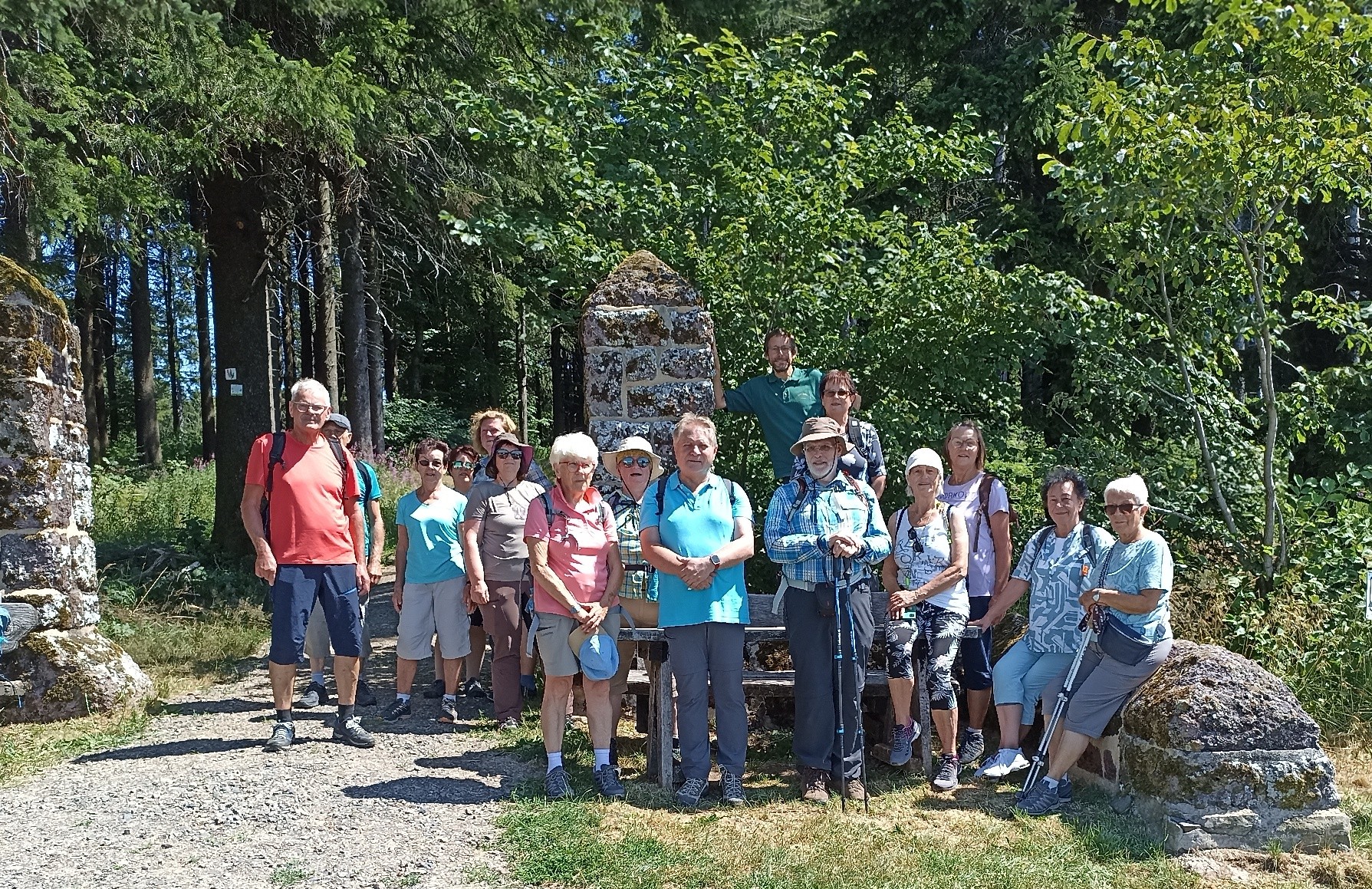 Die Wandergruppe am Eingang zum VHC-Denkmal